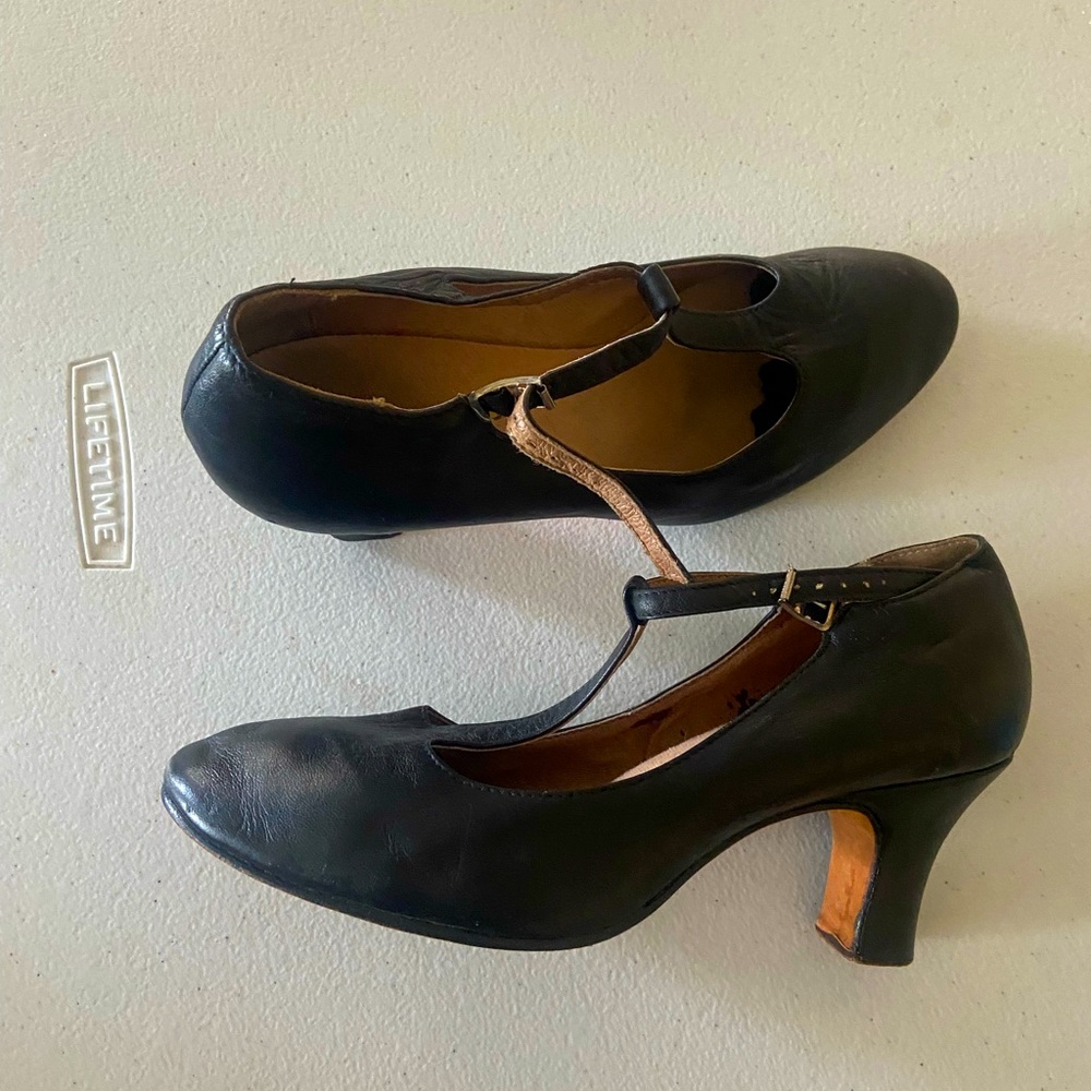 BLOCH Character/Dance Shoes, size 9, Black, 2 1/2” heel, (fits small like 8 1/2)